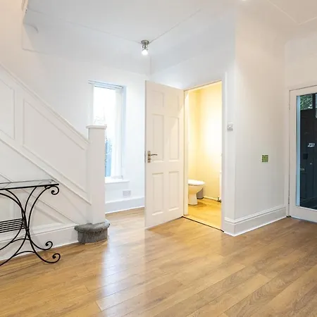 Pillo Rooms - Spacious 4 Bedroom Detached House Close To Heaton Park Manchester Exterior photo