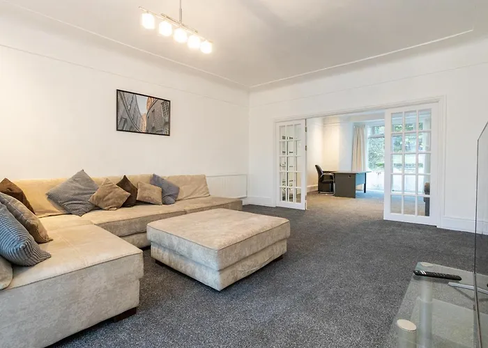 Pillo Rooms - Spacious 4 Bedroom Detached House Close To Heaton Park