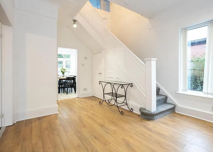 Pillo Rooms - Spacious 4 Bedroom Detached House Close To Heaton Park