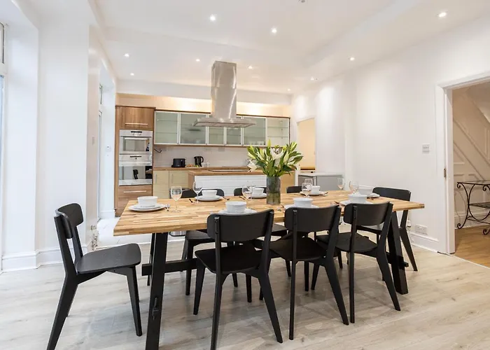 Pillo Rooms - Spacious 4 Bedroom Detached House Close To Heaton Park