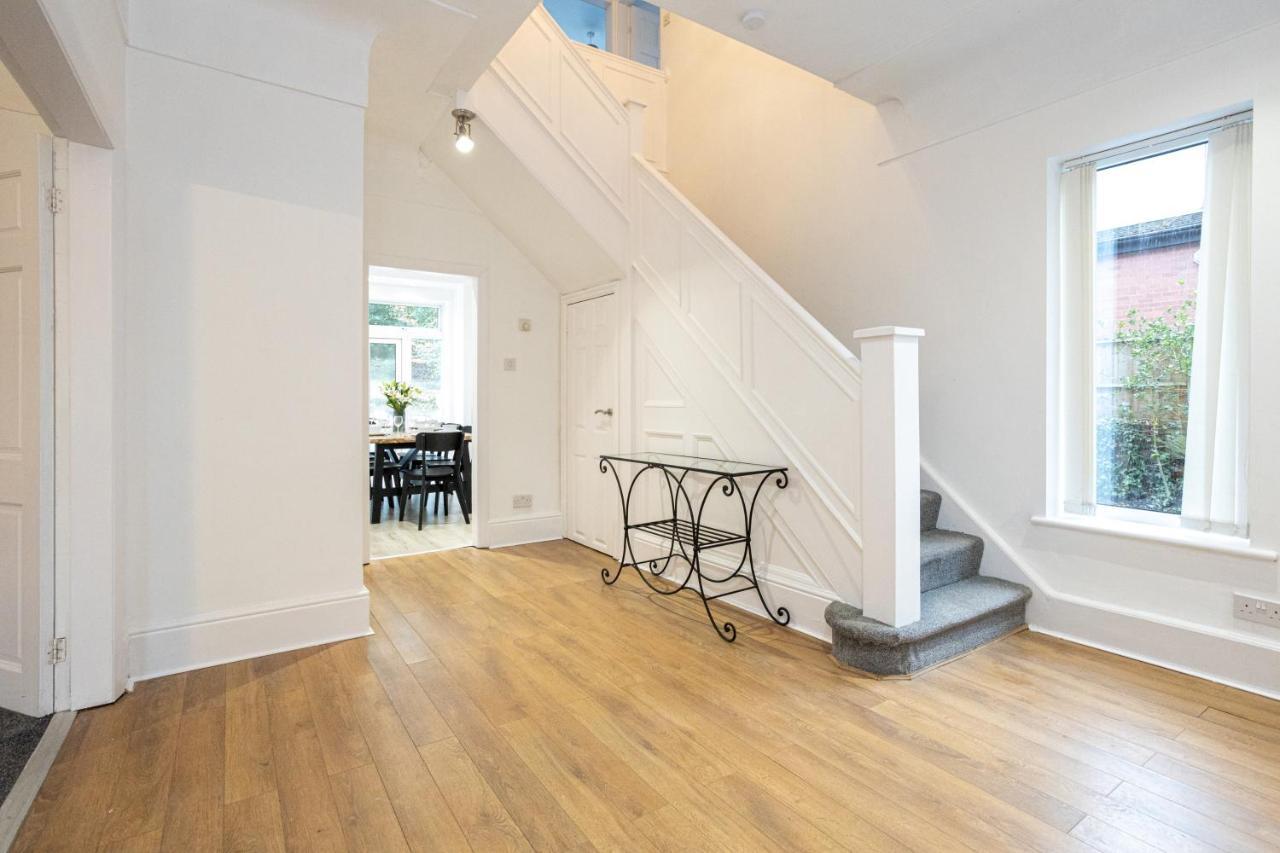 Pillo - Spacious 4 Bedroom Detached House Close To Heaton Park Holiday home