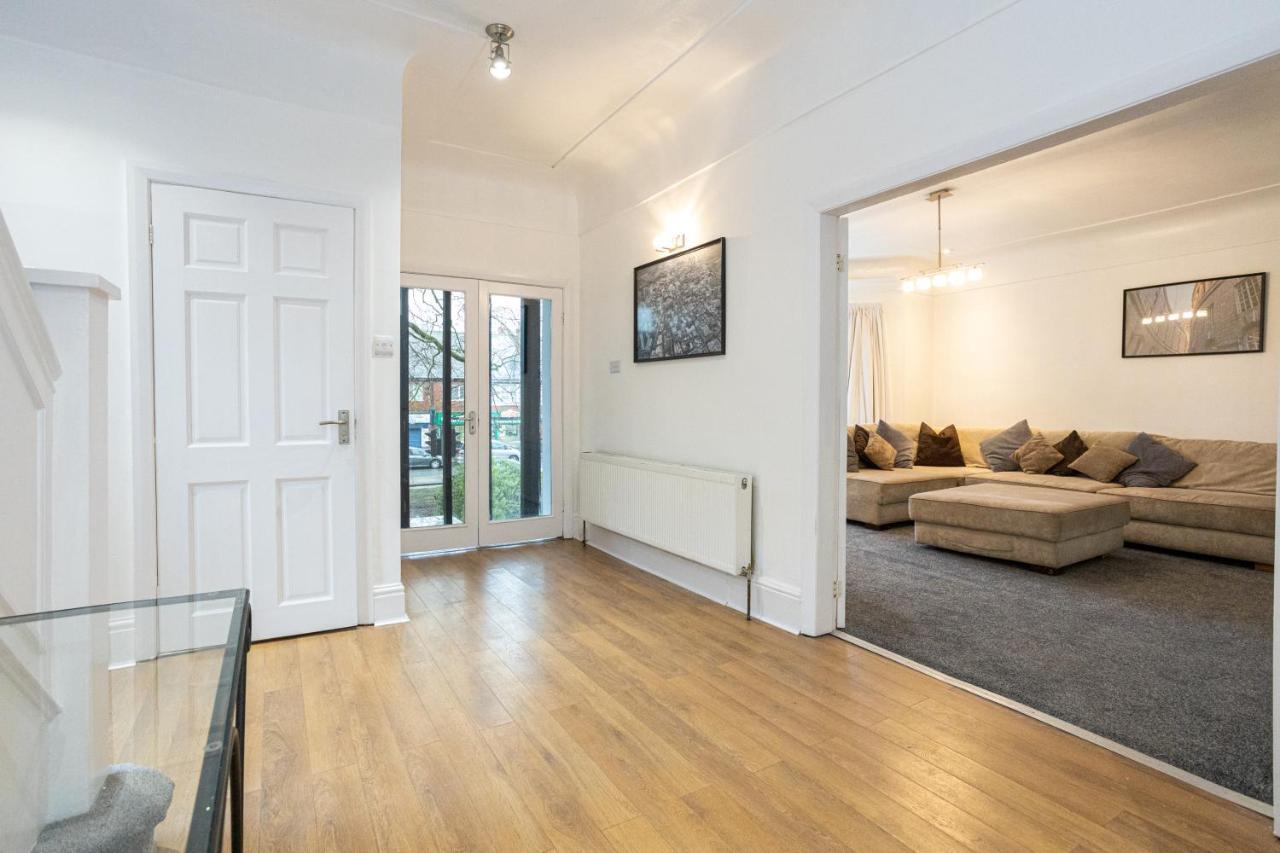 Pillo - Spacious 4 Bedroom Detached House Close To Heaton Park Holiday home Manchester