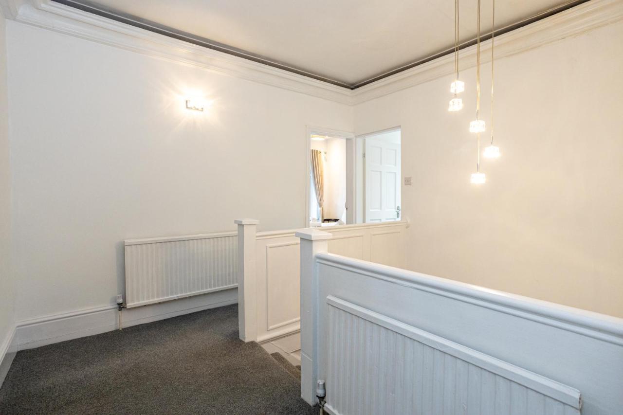 Pillo - Spacious 4 Bedroom Detached House Close To Heaton Park Holiday home *